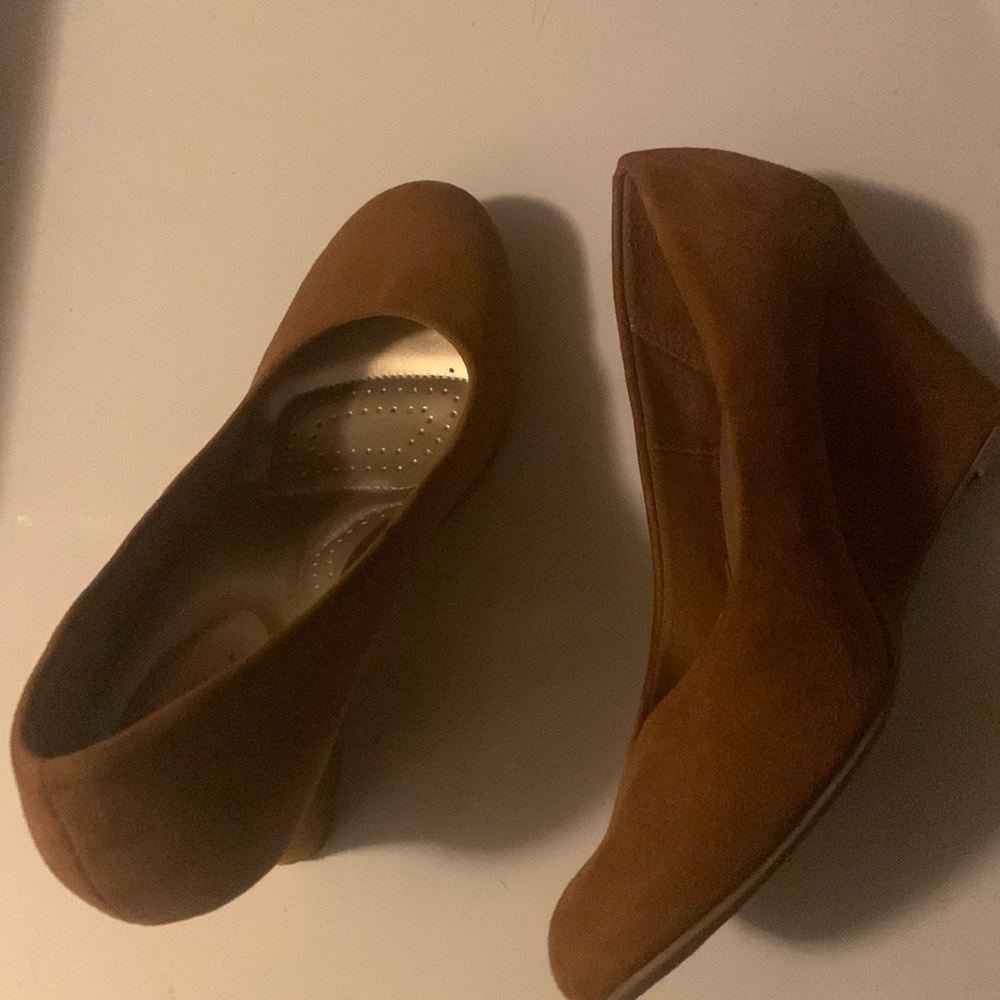 I am selling a pair of shoes size 7